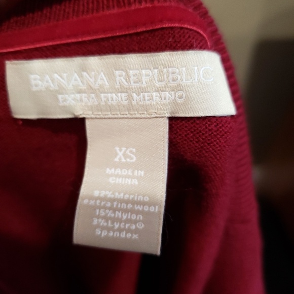 Red Banana Republic v-neck merino wool sweater - Picture 6 of 7